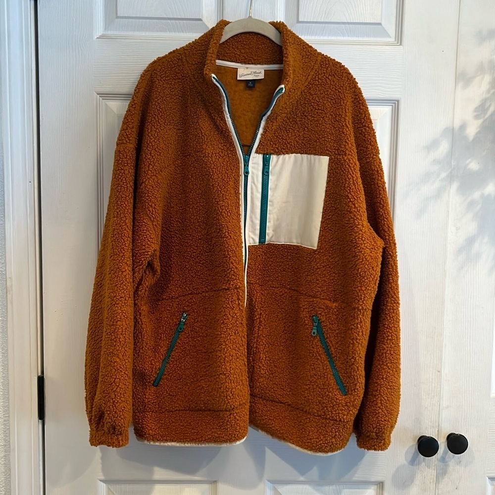Universal Thread brand size XL zip front fleece jacket with pockets.